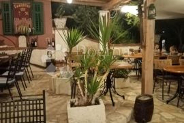 ATRAKTIVAN RESTORAN I 4 APARTMANA, PRVI RED DO MORA, Marina, Σπίτι