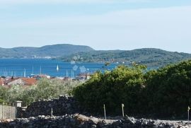 GRAĐEVINSKO ZEMLJIŠTE S POGLEDOM NA MORE, VODICE, Vodice, Terreno