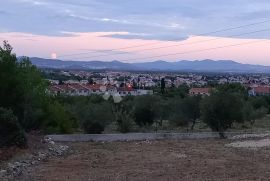 GRAĐEVINSKO ZEMLJIŠTE S POGLEDOM NA MORE, VODICE, Vodice, Terreno