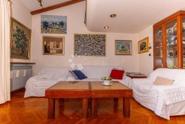 APARTMAN SA GALERIJOM I PREKRASNIM POGLEDOM NA MORE, Crikvenica, Appartement