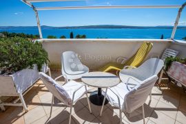 APARTMAN SA GALERIJOM I PREKRASNIM POGLEDOM NA MORE, Crikvenica, Appartement