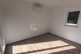 STAN S BAZENOM NA 30M OD MORA - 150m2 - Mandre, otok Pag, Kolan, Appartement