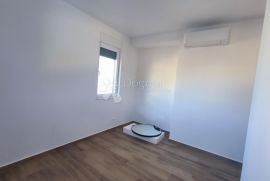 STAN S BAZENOM NA 30M OD MORA - 150m2 - Mandre, otok Pag, Kolan, Appartement