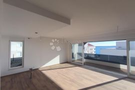 STAN S BAZENOM NA 30M OD MORA - 150m2 - Mandre, otok Pag, Kolan, Appartement