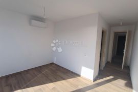 STAN S BAZENOM NA 30M OD MORA - 150m2 - Mandre, otok Pag, Kolan, Appartement