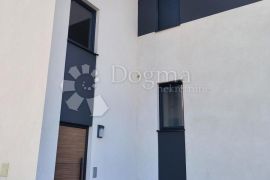 STAN S BAZENOM NA 30M OD MORA - 150m2 - Mandre, otok Pag, Kolan, Appartement