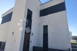 STAN S BAZENOM NA 30M OD MORA - 150m2 - Mandre, otok Pag, Kolan, Appartement