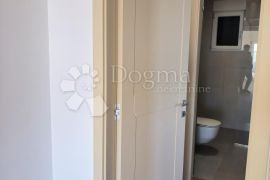 STAN S BAZENOM NA 30M OD MORA - 150m2 - Mandre, otok Pag, Kolan, Appartement