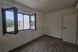 Stan, novogradnja, 60m od mora, 3ss + krovna terasa, Nin, Appartement