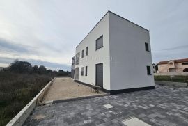 Stan, novogradnja, 60 m od mora, prizemlje+vrt, Nin, Appartment