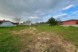 Građevinsko zemljište pravilnog oblika - 860m2, Pula, Land