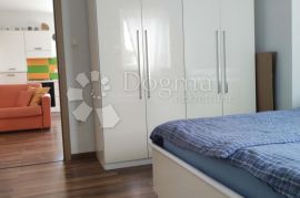 PRILIKA - APARTMAN SA BAZENOM I VLASTITIM VRTOM, Dobrinj, Apartamento