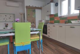 PRILIKA - APARTMAN SA BAZENOM I VLASTITIM VRTOM, Dobrinj, Apartamento