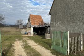 Kuća za adaptaciju na odličnoj lokaciji, Gospić, Maison