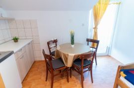 PIROVAC apartmanska kuća blizu mora, Pirovac, House