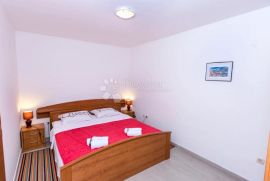 Apartman prvi red do mora s privatnom plazom, Karlobag, Karlobag, Wohnung