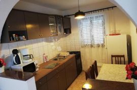 VODICE, ŠIBENIK apartmanska kuća sa velikom okućnicom, Vodice, Haus