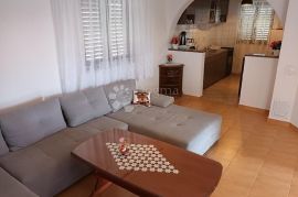 VODICE, ŠIBENIK apartmanska kuća sa velikom okućnicom, Vodice, Haus