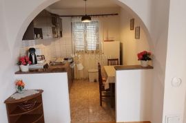 VODICE, ŠIBENIK apartmanska kuća sa velikom okućnicom, Vodice, Haus