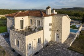 DUBRAVA KOD ŠIBENIKA - PREKRASNA VILLA SA BAZENOM, 282 m2, Šibenik - Okolica, House