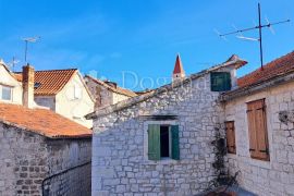 KUĆA U STROGOM CENTRU GRADA TROGIRA, Trogir, Famiglia