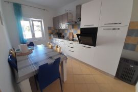 Lijepa kuća sa apartmanima u Kamporu 150m od mora, Rab, بيت