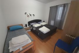 Lijepa kuća sa apartmanima u Kamporu 150m od mora, Rab, بيت