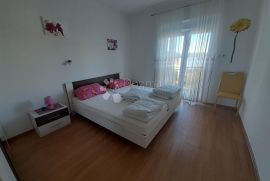 Lijepa kuća sa apartmanima u Kamporu 150m od mora, Rab, بيت