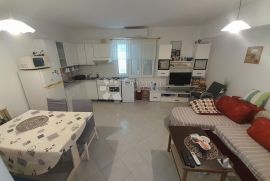 Lijepa kuća sa apartmanima u Kamporu 150m od mora, Rab, بيت