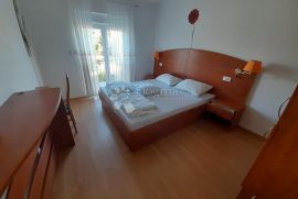 Lijepa kuća sa apartmanima u Kamporu 150m od mora, Rab, بيت