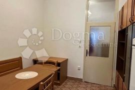 Svijetli Stan s Novom Fasadom -  74m2, Pula, Appartement