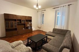 Svijetli Stan s Novom Fasadom -  74m2, Pula, Appartement