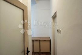 Svijetli Stan s Novom Fasadom -  74m2, Pula, Appartement