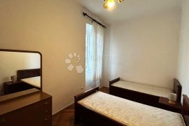 Svijetli Stan s Novom Fasadom -  74m2, Pula, Appartement