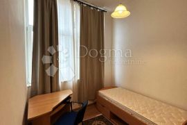 Svijetli Stan s Novom Fasadom -  74m2, Pula, Appartement