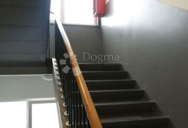 Veliki potencijal -174m2 na odličnoj lokaciji blizu Tomislavca!!, Donji Grad, Appartement