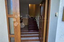 Prilika Kuća u Centru 240m2!, Ližnjan, House