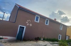 Prostrana kuća 228m2 sa 3 spavaće sobe -PRILIKA!, Ližnjan, Casa