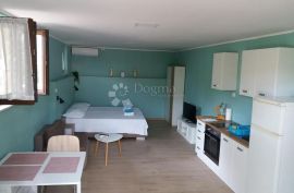 BILICE, ŠIBENIK prostrana garsonjera sa dvorištem, Šibenik - Okolica, Appartment