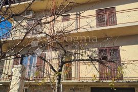 ŠIBENIK, BILICE samostojeća apartmanska kuća sa 4 stana i velikim dvorištem, Šibenik - Okolica, House