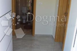 ŠIBENIK, BILICE samostojeća apartmanska kuća sa 4 stana i velikim dvorištem, Šibenik - Okolica, House