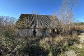 ŽITNIK GRAĐEVINSKO ZEMLJIŠTE 66332 M2 S 3 POSTOJEĆA OBJEKTA, Gospić - Okolica, أرض