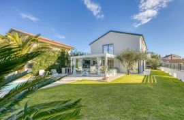 ROVINJ – samostojeća vila s bazenom na mirnoj lokaciji, Rovinj, House