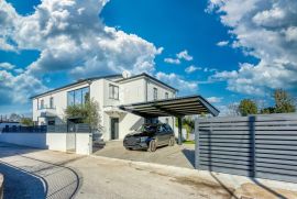 ROVINJ – samostojeća vila s bazenom na mirnoj lokaciji, Rovinj, House