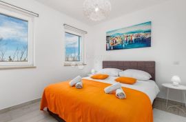 UHODANI BUSINESS S 1 KUĆOM I 6 APARTMANA, Poreč, Σπίτι