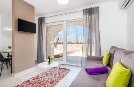 UHODANI BUSINESS S 1 KUĆOM I 6 APARTMANA, Poreč, Σπίτι