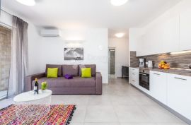 UHODANI BUSINESS S 1 KUĆOM I 6 APARTMANA, Poreč, Σπίτι