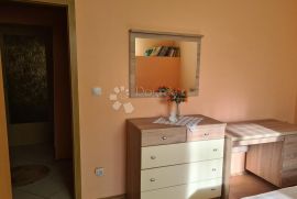 ŠIBENIK ŠUBIĆEVAC, prostrani stan sa velikom okućnicom, Šibenik, Apartamento