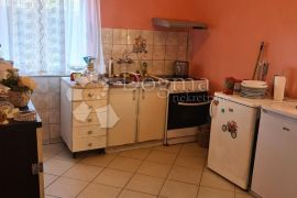 ŠIBENIK ŠUBIĆEVAC, prostrani stan sa velikom okućnicom, Šibenik, Apartamento