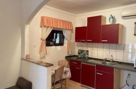 Apartmanska kuća na Viru, Vir, بيت